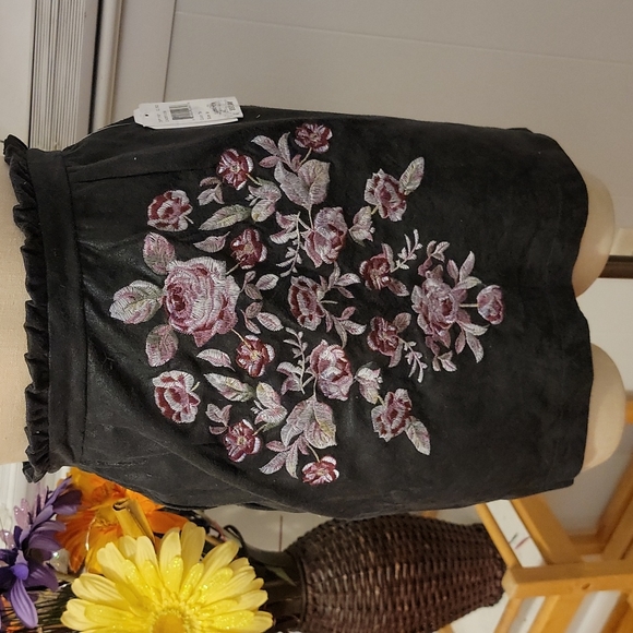 C+J Collection Floral Skirt - Picture 1 of 9